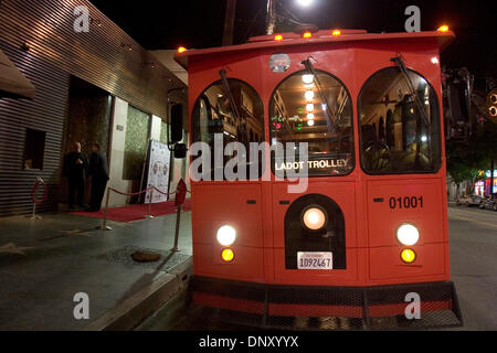 9. Januar 2006; Los Angeles, Kalifornien, USA; Die neuen LADOT Holly Trolley (gesehen in geparkt vor der Stimmung Nachtclub) startet transportieren Party Stadt Parkplätze und zwei u-Bahnstationen zu Hollywood Nachtclubs am 12. Januar hoffentlich freisetzen Seitenstraße Parken für Anwohner. Trolley-Token werden für $1 in teilnehmenden Restaurants und Bars in der Hollyw verfügbar sein. Stockfoto