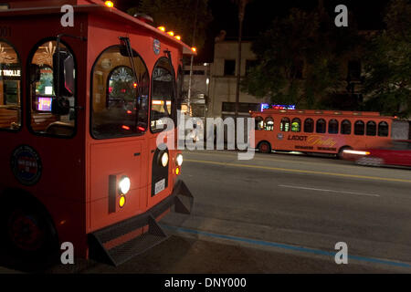 9. Januar 2006; Los Angeles, Kalifornien, USA; Die neuen LADOT Holly Trolley startet transportieren später von Stadt Parkplätze und zwei u-Bahnstationen zu Hollywood Nachtclubs am 12. Januar hoffentlich freisetzen Seitenstraße Parken für Anwohner. Trolley-Token werden für $1 in teilnehmenden Restaurants und Bars im Stadtteil Hollywood Entertainment verfügbar sein.  Obligatorische Cr Stockfoto