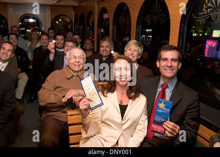 9. Januar 2006; Los Angeles, Kalifornien, USA; Komitee-Mitgliedern, darunter Vizepräsident ELIZABETH PETERSON und Stadtrat ERIC GARCETTI, nehmen ehrenamtliche Bürgermeister JOHHNY GRANT, Vertretern der Stadt und Club-Besitzer die erste Fahrt auf dem Holly-Trolley. Die neue LADOT Holly Trolly startet transportieren Party Stadt Parkplätze und zwei u-Bahnstationen zu Hollywood Nachtclubs am 12. Januar, ho Stockfoto