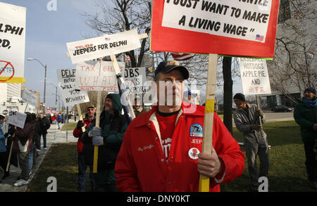 8. Januar 2006; Detroit, Michigan, USA; Ray Schaffler, Mitglied von UAW, in Toledo, OH, Jeep Pflanze seit 25 Jahren gearbeitet hat, trat Delphi Arbeitnehmer aus Flint, MI, und andere außerhalb der North American International Auto Show, Renten- und Gesundheitssystems Schnitten und Verluste von Arbeitsplätzen im Ausland zu protestieren. Obligatorische Credit: Foto von George Waldman/ZUMA Press. (©) Copyright 2006 von George Waldman Stockfoto