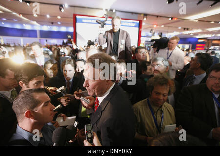 10. Januar 2006; Detroit, Michigan, USA; General Motors CEO Rick Wagoner beantwortet Fragen von Reportern nach einer Ankündigung der Preissenkung für eine breite Palette von GM-Produkten. Obligatorische Credit: Foto von George Waldman/ZUMA Press. (©) Copyright 2006 von George Waldman Stockfoto