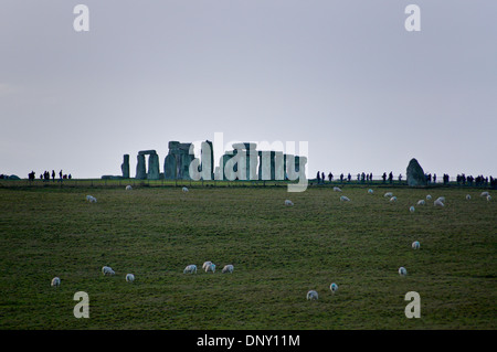 Stonehenge bei Sonnenuntergang gesehen aus The Avenue, Wiltshire, England Stockfoto