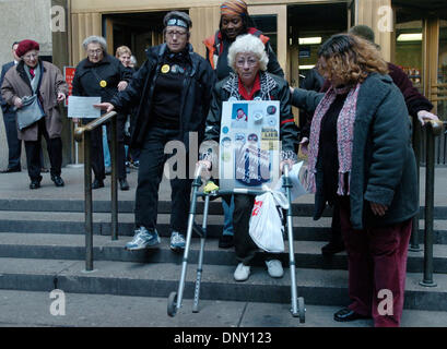 10. Januar 2006; New York, NY, USA; BETTY "COQUI" BRASSELL (C), ein Angeklagter, umgeben von anderen Angeklagten und Unterstützer, verlässt Manhattan Criminal Court. Anti-Kriegs-Großmütter besuchen Manhattan Criminal Criminal Court. Die 17 Angeklagten und ihre Unterstützer kommen für eine mündliche Verhandlung zu entscheiden, ob Anklage gegen Sie folgende während einer Anti-Kriegs-Kundgebung vor Manhattan uns verhaften Stockfoto