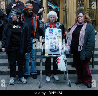 10. Januar 2006; New York, NY, USA; BETTY "COQUI" BRASSELL (C), ein Angeklagter, umgeben von anderen Angeklagten und Unterstützer, verlässt Manhattan Criminal Court. Anti-Kriegs-Großmütter besuchen Manhattan Criminal Criminal Court. Die 17 Angeklagten und ihre Unterstützer kommen für eine mündliche Verhandlung zu entscheiden, ob Anklage gegen Sie folgende während einer Anti-Kriegs-Kundgebung vor Manhattan uns verhaften Stockfoto