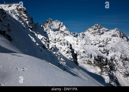 WASHINGTON - Corteo Peak und Mount Benzarino in den Nord-Kaskaden aus dem Ahorn-Pass-Rundweg in Okanogan National Forest. Stockfoto