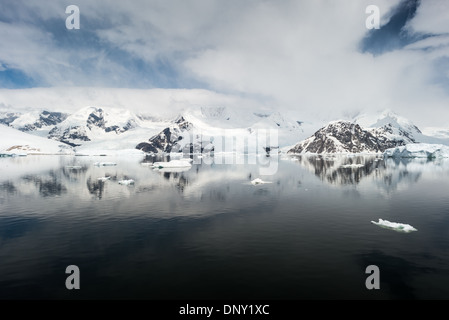 Antarktis - Das eisige und felsigen Landschaft der Neko Harbour auf der Antarktischen Halbinsel spiegelt sich auf glänzende Spiegel - wie ruhiges Wasser. Stockfoto