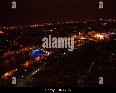 12. Januar 2006; Paris, Frankreich; Blick von der zweiten Ebene der Beobachtung des Eiffelturms auf der Suche nach dem Fluss Seine. Obligatorische Credit: Foto von Tina Fultz/ZUMA Press. (©) Copyright 2006 by Tina Fultz Stockfoto