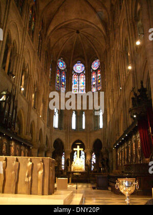 12. Januar 2006; Paris, Frankreich; Blick auf den Altar von innen Kathedrale Notre Dame in Paris, Frankreich. Obligatorische Credit: Foto von Tina Fultz/ZUMA Press. (©) Copyright 2006 by Tina Fultz Stockfoto