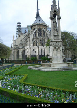 12. Januar 2006; Paris, Frankreich; Die Ostseite der Kathedrale Notre-Dame liegt in Paris, Frankreich. Fultz/ZUMA Press. Obligatorische Credit: Foto von Tina Fultz/ZUMA Press. (©) Copyright 2006 by Tina Fultz Stockfoto
