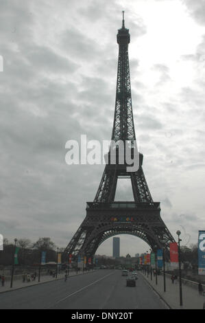 12. Januar 2006; Paris, Frankreich; Der Eiffelturm an einem bewölkten Tag in Paris, Frankreich. Obligatorische Credit: Foto von Tina Fultz/ZUMA Press. (©) Copyright 2006 by Tina Fultz Stockfoto