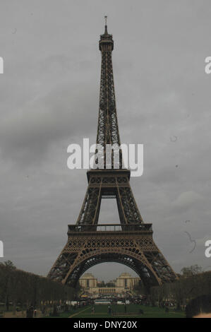 12. Januar 2006; Paris, Frankreich; Der Eiffelturm befindet sich in Paris, Frankreich. Obligatorische Credit: Foto von Tina Fultz/ZUMA Press. (©) Copyright 2006 by Tina Fultz Stockfoto