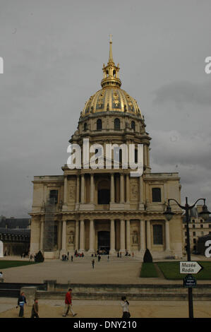12. Januar 2006; Paris, Frankreich; Hotel des Invalides (Grab Napoleons) Paris, Frankreich. Der Blick auf die Kuppel über der königlichen Kapelle von der Kirche Saint Louis befindet sich im Inneren des Hotels. Die Kuppel Anspruch auf Ruhm ist, dass darunter die Überreste von Napoleon Bonaparte liegt. Obligatorische Credit: Foto von Tina Fultz/ZUMA Press. (©) Copyright 2006 by Tina Fultz Stockfoto