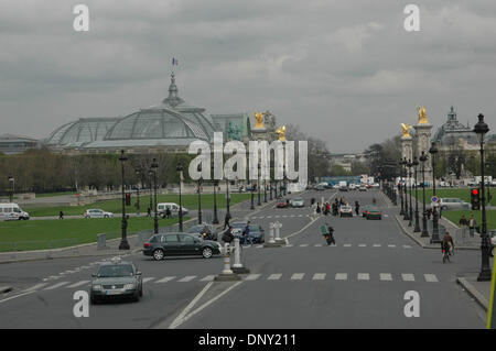 12. Januar 2006; Paris, Frankreich; Blick über die Brücke Pont Alexandre III. Paris, Frankreich. Die meisten Menschen halten dies für, dass die schönste Brücke in Paris.die Brücke mit Skulptur, Blattgold, und wie verkrustet ist. Die Statuen auf den Granitsäulen an jedem Ende der Brücke sind mit reinem Gold bedeckt. Obligatorische Credit: Foto von Tina Fultz/ZUMA Press. (©) Copyright 2006 by Tina Stockfoto