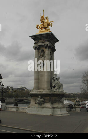 12. Januar 2006; Paris, Frankreich; Eines der vier Statuen, die Linie die Brücke Pont Alexandre III in Paris, Frankreich. Die Statuen sind in purem Gold bedeckt. Obligatorische Credit: Foto von Tina Fultz/ZUMA Press. (©) Copyright 2006 by Tina Fultz Stockfoto