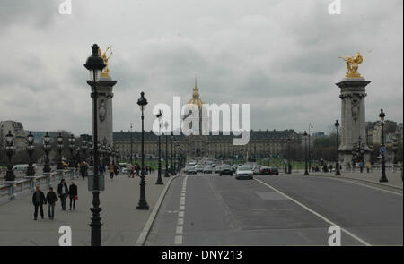 12. Januar 2006; Paris, Frankreich; Hotel des Invalides ist ersichtlich, wie Sie über die Brücke Pont Alexandre III in Paris, Frankreich zurückblicken. Obligatorische Credit: Foto von Tina Fultz/ZUMA Press. (©) Copyright 2006 by Tina Fultz Stockfoto