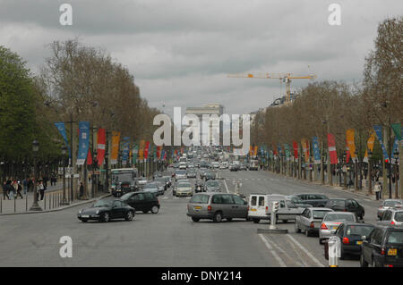 12. Januar 2006; Paris, Frankreich; Im Herzen von Paris gehört zu den symbolischen und bekanntesten Straßen der Welt. Die Champs-Élysées. Obligatorische Credit: Foto von Tina Fultz/ZUMA Press. (©) Copyright 2006 by Tina Fultz Stockfoto