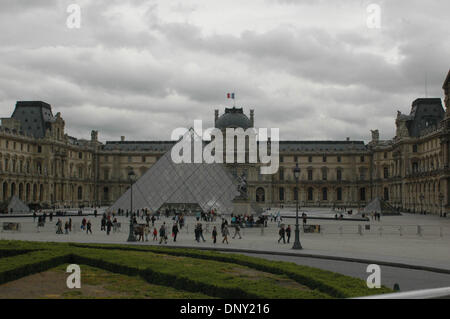 12. Januar 2006; Paris, Frankreich; Die Pyramide des Louvre. Das Hotel liegt außerhalb des Louvre-Museums in Paris, Frankreich. Obligatorische Credit: Foto von Tina Fultz/ZUMA Press. (©) Copyright 2006 by Tina Fultz Stockfoto