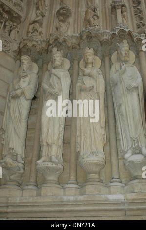 12. Januar 2006; Paris, Frankreich; Ein paar der vielen Figuren Statue gefunden entlang der Kathedrale Notre Dame. Obligatorische Credit: Foto von Tina Fultz/ZUMA Press. (©) Copyright 2006 by Tina Fultz Stockfoto