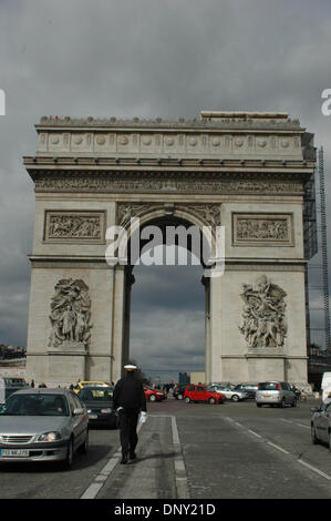 12. Januar 2006; Paris, Frankreich; Arc de Triomphe: der weltweit größte Triumphbogen wurde von Napoleon ich konzipiert und die Herrlichkeit seiner kaiserlichen Armeen gewidmet. Obligatorische Credit: Foto von Tina Fultz/ZUMA Press. (©) Copyright 2006 by Tina Fultz Stockfoto