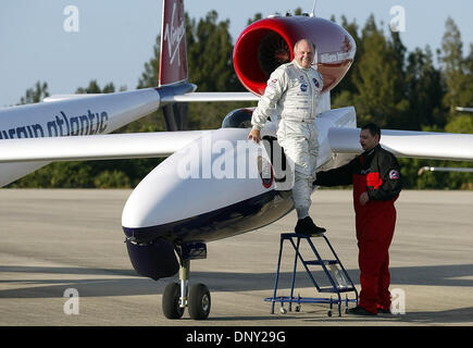 12. Januar 2006; Kennedy Space Center, FL, USA; Pilot Steve Fosset grüßt die Medien auf der Shuttle landing Facility am Kennedy Space Center Donnerstag Nachmittag. Fossett flog die GlobalFlyer Kennedy aus Kansas. Er fliegt von Kennedy bei seinem nächsten Langstreckenflug Rekord Versuch.  Obligatorische Credit: Foto von Paul J. Milette/Palm Beach Post /ZUMA Press. (©) Copyright 2006 Stockfoto