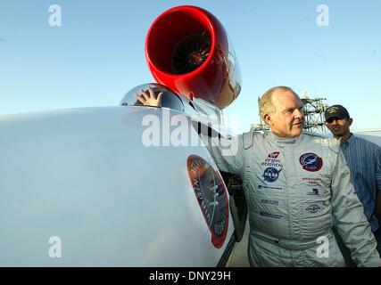 12. Januar 2006; Kennedy Space Center, FL, USA; Pilot Steve Fosset grüßt die Medien auf der Shuttle landing Facility am Kennedy Space Center Donnerstag Nachmittag. Fossett flog die GlobalFlyer Kennedy aus Kansas. Er fliegt von Kennedy bei seinem nächsten Langstreckenflug Rekord Versuch.  Obligatorische Credit: Foto von Paul J. Milette/Palm Beach Post /ZUMA Press. (©) Copyright 2006 Stockfoto