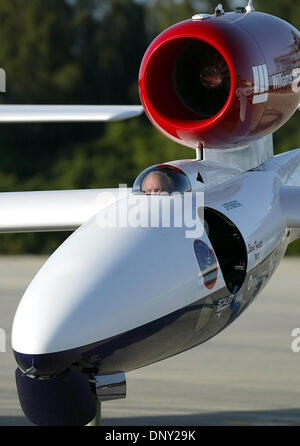 12. Januar 2006; Kennedy Space Center, FL, USA; Pilot Steve Fosset Taxis über den drei Meile langen Laufsteg auf der Shuttle landing Facility am Kennedy Space Center Donnerstag Nachmittag. Fossett flog die GlobalFlyer Kennedy aus Kansas. Er fliegt von Kennedy bei seinem nächsten Langstreckenflug Rekord Versuch.  Obligatorische Credit: Foto von Paul J. Milette/Palm Beach Post /ZUMA Presse Stockfoto