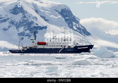 Antarktis - ein Schiff (Polar Pioneer) unter den brash Eis und Eisberge von Neko Harbour, Antarktis. Stockfoto