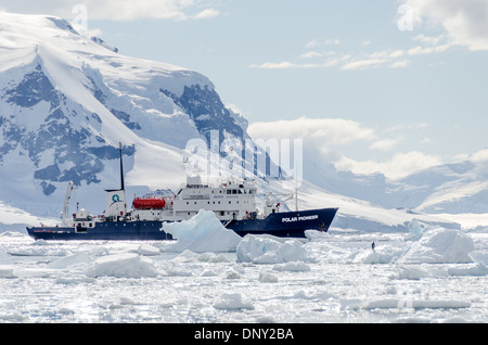 Antarktis - ein Schiff (Polar Pioneer) unter den brash Eis und Eisberge von Neko Harbour, Antarktis. Stockfoto