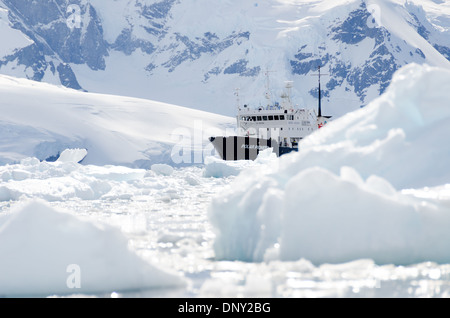 Antarktis - ein Schiff (Polar Pioneer) unter den brash Eis und Eisberge von Neko Harbour, Antarktis. Stockfoto