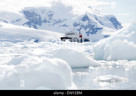 Antarktis - ein Schiff (Polar Pioneer) unter den brash Eis und Eisberge von Neko Harbour, Antarktis. Stockfoto