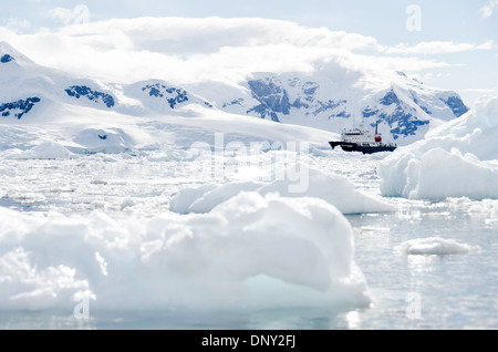 Antarktis - ein Schiff (Polar Pioneer) unter den brash Eis und Eisberge von Neko Harbour, Antarktis. Stockfoto