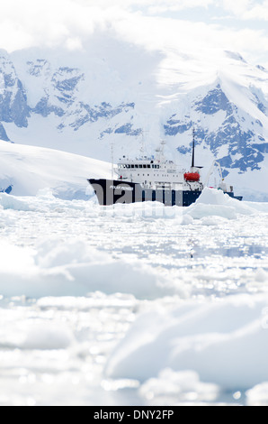 Antarktis - ein Schiff (Polar Pioneer) unter den brash Eis und Eisberge von Neko Harbour, Antarktis. Stockfoto