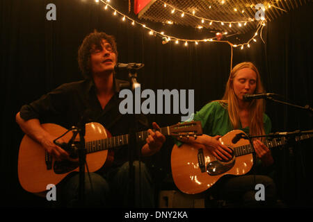 13. Januar 2006; New York, NY, USA; Mi und l (Miss MIRA ROMANTSCHUK und Herr LAURENT LECLERE) in Cake Shop in New York. Obligatorische Credit: Foto von Aviv klein/ZUMA Press. (©) Copyright 2006 von Aviv klein Stockfoto