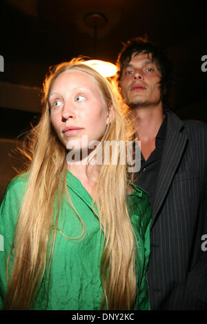 13. Januar 2006; New York, NY, USA; Mi und l (Miss MIRA ROMANTSCHUK und Herr LAURENT LECLERE) in Cake Shop in New York. Obligatorische Credit: Foto von Aviv klein/ZUMA Press. (©) Copyright 2006 von Aviv klein Stockfoto