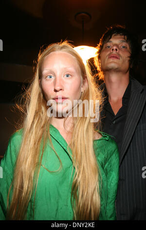 13. Januar 2006; New York, NY, USA; Mi und l (Miss MIRA ROMANTSCHUK und Herr LAURENT LECLERE) in Cake Shop in New York. Obligatorische Credit: Foto von Aviv klein/ZUMA Press. (©) Copyright 2006 von Aviv klein Stockfoto