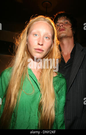 13. Januar 2006; New York, NY, USA; Mi und l (Miss MIRA ROMANTSCHUK und Herr LAURENT LECLERE) in Cake Shop in New York. Obligatorische Credit: Foto von Aviv klein/ZUMA Press. (©) Copyright 2006 von Aviv klein Stockfoto