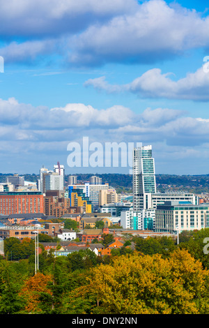 Leeds City Skyline sonnigen Tag blauer Himmel Wolke pt Stockfoto