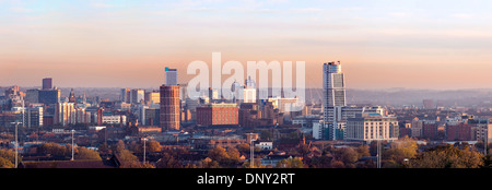 Leeds Skyline Panorama im frühen Morgenlicht Stockfoto