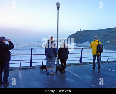 Leute beobachten die riesigen Wellen bei Flut in Portreath, Cornwall, 01.06.14 Stockfoto