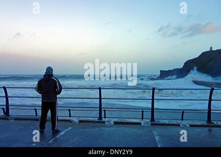 Leute beobachten die riesigen Wellen bei Flut in Portreath, Cornwall, 01.06.14 Stockfoto