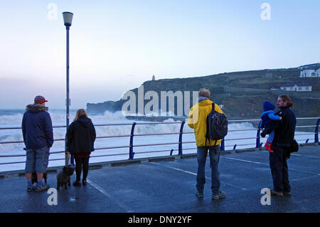 Leute beobachten die riesigen Wellen bei Flut in Portreath, Cornwall, 01.06.14 Stockfoto