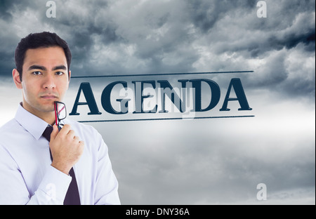 Zusammengesetztes Bild von Ernst Kaufmann hält Gläser Stockfoto