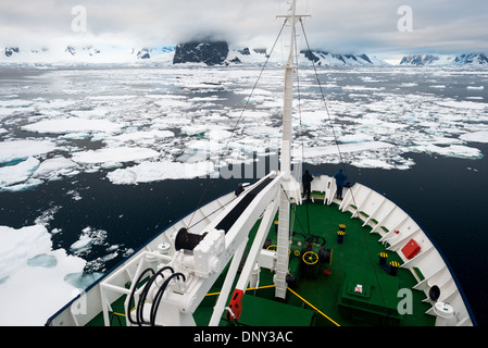 Antarktis - Ein Eis gestärkt Schiff gleitet durch das Meereis am nördlichen Ende des Lemaire Kanals entlang der Antarktischen Halbinsel. Stockfoto