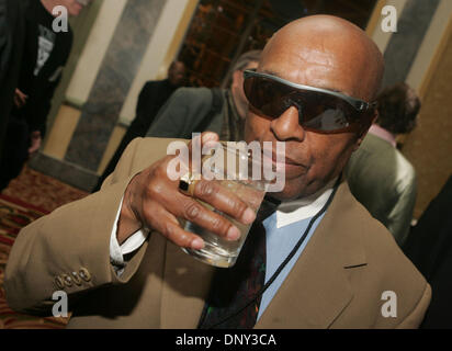 13. Januar 2006; New York, NY, USA; Schlagzeuger ROY HAYNES an der Rezeption für die 2006 statt NEA (National Endowment for the Arts) Jazz Master Awards in Verbindung mit der 33. jährlichen IAJE (International Association for Jazz Education) internationalen Konferenz im New York Hilton Hotel statt. Obligatorische Credit: Foto von Nancy Kaszerman/ZUMA Press. (©) Copyright 2006 von Nancy Kaszerman Stockfoto