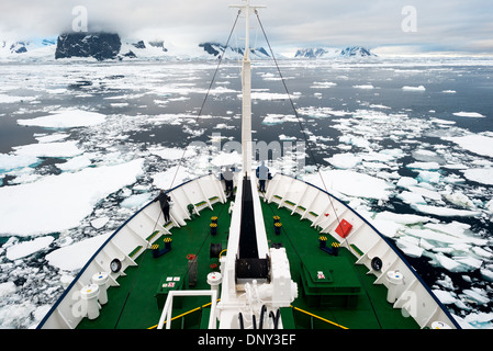 Antarktis - Ein Eis gestärkt Schiff gleitet durch das Meereis am nördlichen Ende des Lemaire Kanals entlang der Antarktischen Halbinsel. Stockfoto