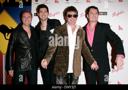 14. Januar 2006; Hollywood, Kalifornien, USA; Rock Band INXS bei der Penfolds Symbol Gala statt im Palladium. Obligatorische Credit: Foto von Lisa O'Connor/ZUMA Press. (©) Copyright 2006 von Lisa O'Connor Stockfoto