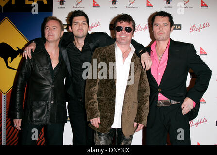 14. Januar 2006; Hollywood, Kalifornien, USA; Rock Band INXS bei der Penfolds Symbol Gala statt im Palladium. Obligatorische Credit: Foto von Lisa O'Connor/ZUMA Press. (©) Copyright 2006 von Lisa O'Connor Stockfoto