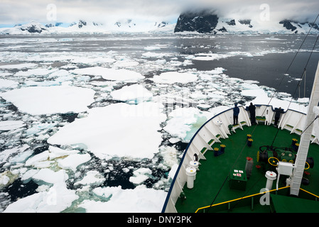 Antarktis - Ein Eis gestärkt Schiff gleitet durch das Meereis am nördlichen Ende des Lemaire Kanals entlang der Antarktischen Halbinsel. Stockfoto