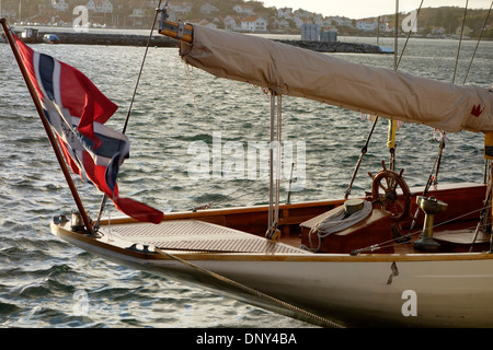 Stern von einer klassischen hölzernen Yacht unter norwegischer Flagge. Stockfoto