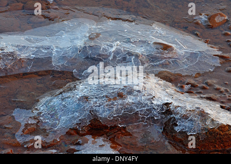 Schmelzende Eis entlang der Ufer des Munising Bay, Munising, Michigan, USA Stockfoto